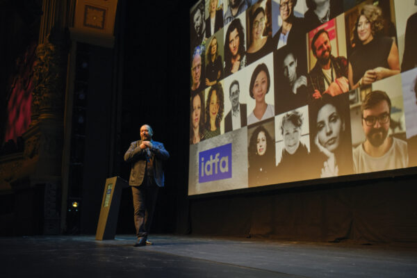 RC20191120-IDFA-Opening-Night-12photobyRogerCremers Nederland, Amsterdam, 20-11-2019
-
Opening Night in Carré Theater.
Orwa spreek het publiek toe.
-
Fotografie voor IDFA.
-
PHOTO AND COPYRIGHT ROGER CREMERS